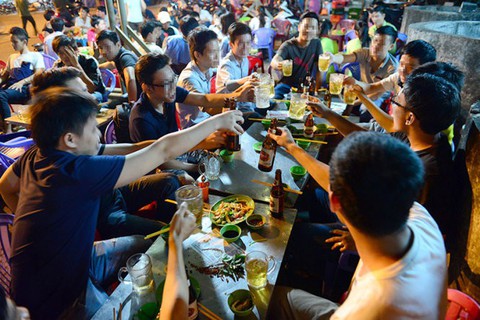 Thả… bia ra đuổi - Ảnh 1. Thả… bia ra đuổi - Ảnh 1.