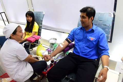 Bạn trẻ Sài Gòn rủ nhau hiến máu cứu người - Ảnh 3. Bạn trẻ Sài Gòn rủ nhau hiến máu cứu người - Ảnh 3.