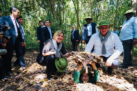 Chủ tịch Cuba cùng phu nhân tham quan địa đạo Củ Chi - Ảnh 2. Chủ tịch Cuba cùng phu nhân tham quan địa đạo Củ Chi - Ảnh 2.
