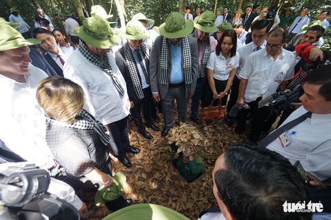 Chủ tịch Cuba cùng phu nhân tham quan địa đạo Củ Chi - Ảnh 3. Chủ tịch Cuba cùng phu nhân tham quan địa đạo Củ Chi - Ảnh 3.