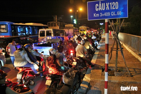 Hai xe hơi va chạm, cầu Rạch Miễu kẹt cứng hàng giờ - Ảnh 2. Hai xe hơi va chạm, cầu Rạch Miễu kẹt cứng hàng giờ - Ảnh 2.