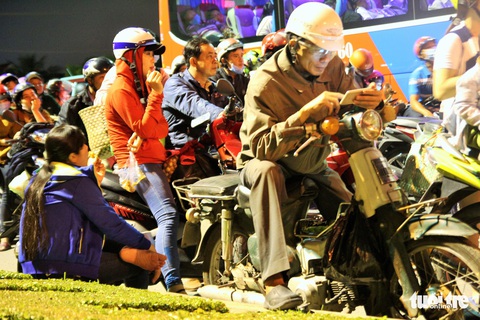 Hai xe hơi va chạm, cầu Rạch Miễu kẹt cứng hàng giờ - Ảnh 3. Hai xe hơi va chạm, cầu Rạch Miễu kẹt cứng hàng giờ - Ảnh 3.
