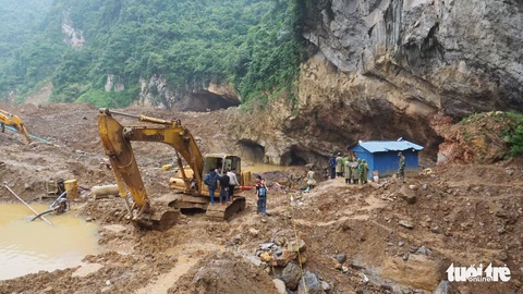 Tìm được thi thể đầu tiên trong hang Cột Cờ - Ảnh 1. Tìm được thi thể đầu tiên trong hang Cột Cờ - Ảnh 1.