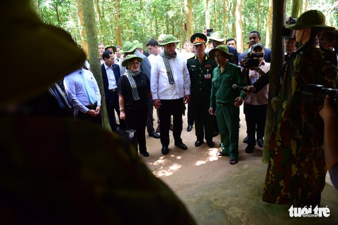 Chủ tịch Cuba cùng phu nhân tham quan địa đạo Củ Chi - Ảnh 5. Chủ tịch Cuba cùng phu nhân tham quan địa đạo Củ Chi - Ảnh 5.