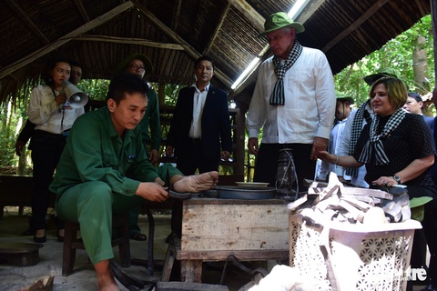 Chủ tịch Cuba cùng phu nhân tham quan địa đạo Củ Chi - Ảnh 12. Chủ tịch Cuba cùng phu nhân tham quan địa đạo Củ Chi - Ảnh 12.