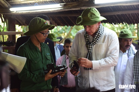 Chủ tịch Cuba cùng phu nhân tham quan địa đạo Củ Chi - Ảnh 13. Chủ tịch Cuba cùng phu nhân tham quan địa đạo Củ Chi - Ảnh 13.