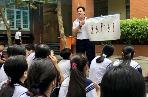 Nỗi khổ học nhiều, vận động ít của học sinh Việt - Ảnh 1. Nỗi khổ học nhiều, vận động ít của học sinh Việt - Ảnh 1.