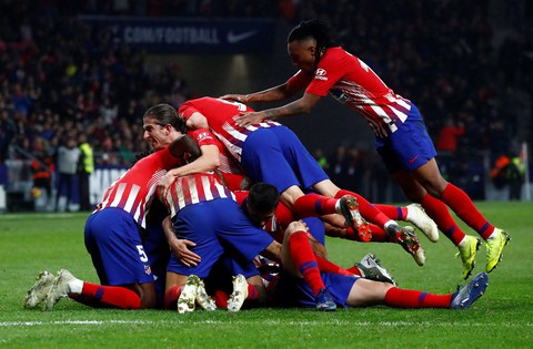 Nén đau, Godin ghi bàn thắng vàng cho Atletico Madrid - Ảnh 3. Nén đau, Godin ghi bàn thắng vàng cho Atletico Madrid - Ảnh 3.
