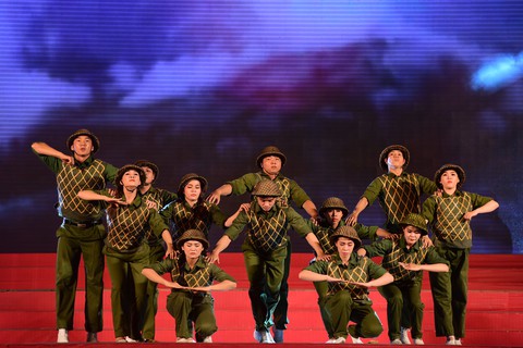 Liên hoan tuyên truyền ca khúc cách mạng Khát vọng tuổi trẻ - Ảnh 7. Liên hoan tuyên truyền ca khúc cách mạng Khát vọng tuổi trẻ - Ảnh 7.