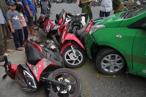 Taxi tông hàng loạt xe máy chờ đèn đỏ ở Mỹ Tho - Ảnh 1. Taxi tông hàng loạt xe máy chờ đèn đỏ ở Mỹ Tho - Ảnh 1.