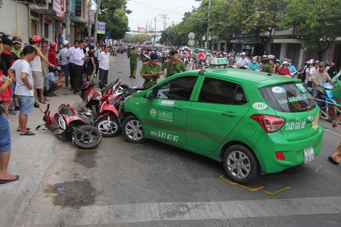 Taxi tông hàng loạt xe máy chờ đèn đỏ ở Mỹ Tho - Ảnh 3. Taxi tông hàng loạt xe máy chờ đèn đỏ ở Mỹ Tho - Ảnh 3.