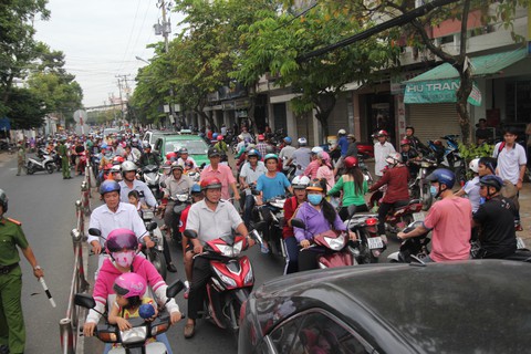 Taxi tông hàng loạt xe máy chờ đèn đỏ ở Mỹ Tho - Ảnh 4. Taxi tông hàng loạt xe máy chờ đèn đỏ ở Mỹ Tho - Ảnh 4.