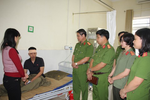 Một chiến sĩ bị thương khi cứu hộ tại hang Cột Cờ - Ảnh 1. Một chiến sĩ bị thương khi cứu hộ tại hang Cột Cờ - Ảnh 1.
