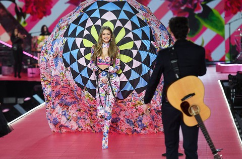 Mãn nhãn với loạt ảnh siêu đẹp của show nội y Victoria’s Secret 2018 - Ảnh 14. Mãn nhãn với loạt ảnh siêu đẹp của show nội y Victoria’s Secret 2018 - Ảnh 14.