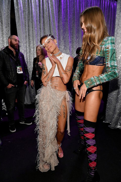 Mãn nhãn với loạt ảnh siêu đẹp của show nội y Victoria’s Secret 2018 - Ảnh 15. Mãn nhãn với loạt ảnh siêu đẹp của show nội y Victoria’s Secret 2018 - Ảnh 15.