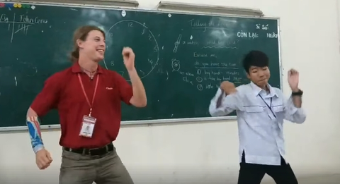 Thầy giáo Tây nhảy điệu chặt trái cây cùng học sinh gây sốt - Ảnh 2. Thầy giáo Tây nhảy điệu chặt trái cây cùng học sinh gây sốt - Ảnh 2.