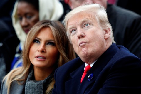 Xe ông Trump thổi um khói ở Dinh tổng thống Pháp - Ảnh 2. Xe ông Trump thổi um khói ở Dinh tổng thống Pháp - Ảnh 2.
