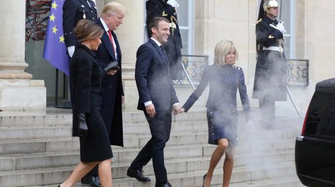 Xe ông Trump thổi um khói ở Dinh tổng thống Pháp - Ảnh 1. Xe ông Trump thổi um khói ở Dinh tổng thống Pháp - Ảnh 1.