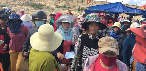Bình Định: dân lại tập trung phản đối dự án điện mặt trời - Ảnh 1. Bình Định: dân lại tập trung phản đối dự án điện mặt trời - Ảnh 1.