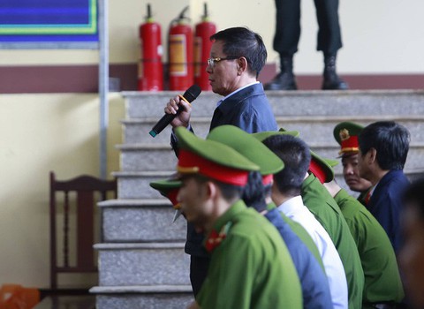Diễn biến chính ngày đầu tiên xét xử hai cựu tướng công an - Ảnh 5. Diễn biến chính ngày đầu tiên xét xử hai cựu tướng công an - Ảnh 5.