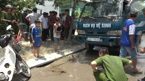 Đà Nẵng phạt nặng vụ xả nhớt thải xuống cống thoát nước - Ảnh 1. Đà Nẵng phạt nặng vụ xả nhớt thải xuống cống thoát nước - Ảnh 1.