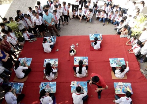 Học sinh vẽ tranh trên đá gây quỹ giúp bạn - Ảnh 2. Học sinh vẽ tranh trên đá gây quỹ giúp bạn - Ảnh 2.