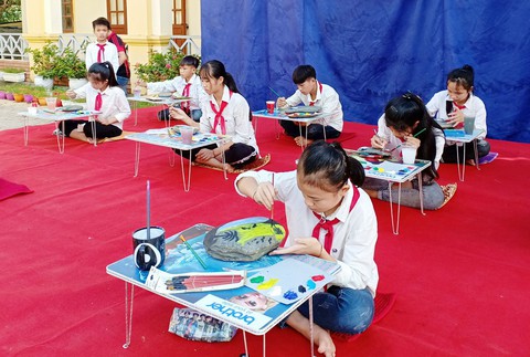 Học sinh vẽ tranh trên đá gây quỹ giúp bạn - Ảnh 1. Học sinh vẽ tranh trên đá gây quỹ giúp bạn - Ảnh 1.