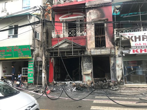 Nổ lớn trước quán cà phê, hai người bỏng nặng - Ảnh 1. Nổ lớn trước quán cà phê, hai người bỏng nặng - Ảnh 1.