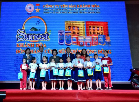 Trao thưởng đợt 3 - Chương trình khuyến mãi “Sanest Khánh Hòa - Niềm tự hào thương hiệu Việt Nam” - Ảnh 2. Trao thưởng đợt 3 - Chương trình khuyến mãi “Sanest Khánh Hòa - Niềm tự hào thương hiệu Việt Nam” - Ảnh 2.