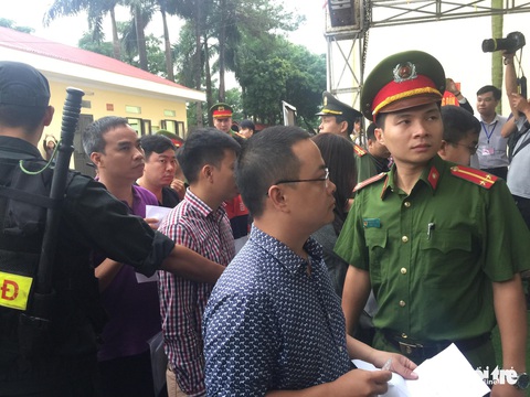Sáng nay xét xử cựu tướng công an bảo kê đánh bạc và 91 bị cáo - Ảnh 7. Sáng nay xét xử cựu tướng công an bảo kê đánh bạc và 91 bị cáo - Ảnh 7.