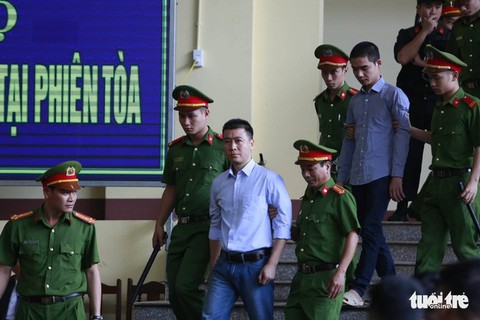 Diễn biến chính ngày đầu tiên xét xử hai cựu tướng công an - Ảnh 2. Diễn biến chính ngày đầu tiên xét xử hai cựu tướng công an - Ảnh 2.