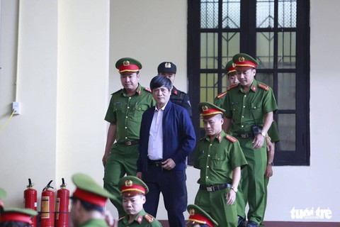 Diễn biến chính ngày đầu tiên xét xử hai cựu tướng công an - Ảnh 3. Diễn biến chính ngày đầu tiên xét xử hai cựu tướng công an - Ảnh 3.