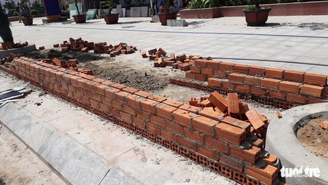 Mường Thanh Khánh Hòa xây bồn hoa trái phép trên vỉa hè - Ảnh 3. Mường Thanh Khánh Hòa xây bồn hoa trái phép trên vỉa hè - Ảnh 3.