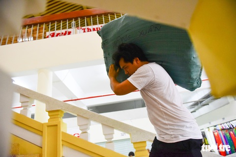 Tiểu thương tất bật chuẩn bị khi chợ Bình Tây hoạt động trở lại - Ảnh 6. Tiểu thương tất bật chuẩn bị khi chợ Bình Tây hoạt động trở lại - Ảnh 6.
