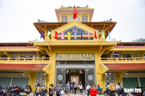 Tiểu thương tất bật chuẩn bị khi chợ Bình Tây hoạt động trở lại - Ảnh 1. Tiểu thương tất bật chuẩn bị khi chợ Bình Tây hoạt động trở lại - Ảnh 1.