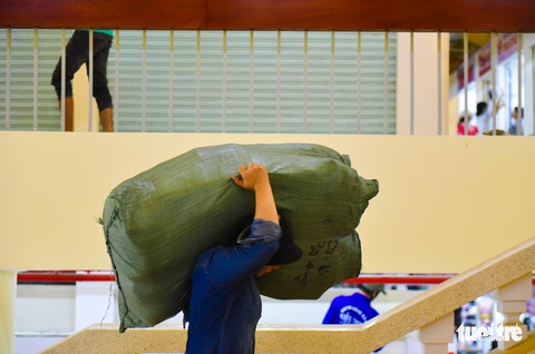 Tiểu thương tất bật chuẩn bị khi chợ Bình Tây hoạt động trở lại - Ảnh 16. Tiểu thương tất bật chuẩn bị khi chợ Bình Tây hoạt động trở lại - Ảnh 16.