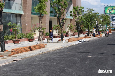 Mường Thanh Khánh Hòa xây bồn hoa trái phép trên vỉa hè - Ảnh 1. Mường Thanh Khánh Hòa xây bồn hoa trái phép trên vỉa hè - Ảnh 1.