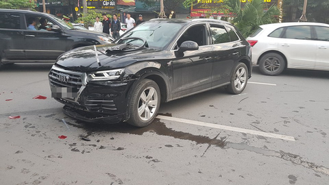 Audi leo dải phân cách đâm Mercedes và 2 xe máy trên phố Hà Nội - Ảnh 2. Audi leo dải phân cách đâm Mercedes và 2 xe máy trên phố Hà Nội - Ảnh 2.