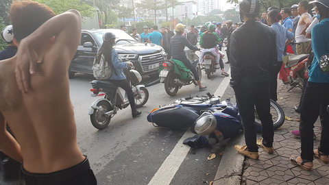 Audi leo dải phân cách đâm Mercedes và 2 xe máy trên phố Hà Nội - Ảnh 4. Audi leo dải phân cách đâm Mercedes và 2 xe máy trên phố Hà Nội - Ảnh 4.