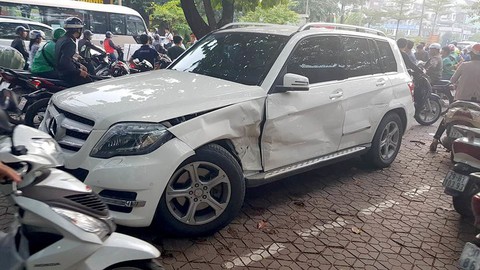 Audi leo dải phân cách đâm Mercedes và 2 xe máy trên phố Hà Nội - Ảnh 3. Audi leo dải phân cách đâm Mercedes và 2 xe máy trên phố Hà Nội - Ảnh 3.