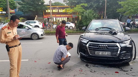 Audi leo dải phân cách đâm Mercedes và 2 xe máy trên phố Hà Nội - Ảnh 5. Audi leo dải phân cách đâm Mercedes và 2 xe máy trên phố Hà Nội - Ảnh 5.