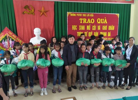 Học sinh vẽ tranh trên đá gây quỹ giúp bạn - Ảnh 6. Học sinh vẽ tranh trên đá gây quỹ giúp bạn - Ảnh 6.