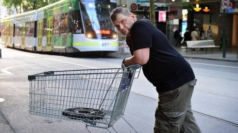 Dân Melbourne quyên tặng người đàn ông vô gia cư dũng cảm 36.000 USD - Ảnh 1. Dân Melbourne quyên tặng người đàn ông vô gia cư dũng cảm 36.000 USD - Ảnh 1.
