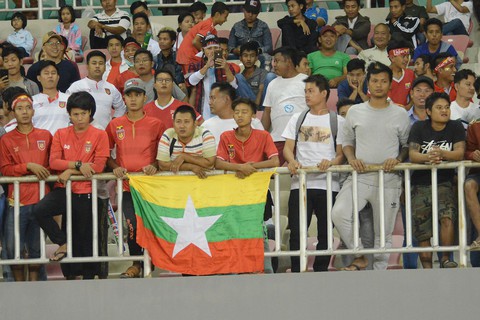 Những khán đài rực lửa ở AFF Cup 2018 - Ảnh 2. Những khán đài rực lửa ở AFF Cup 2018 - Ảnh 2.