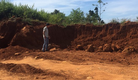 Xử lý mua bán khoáng sản trái phép, chủ tịch xã bị đánh - Ảnh 1. Xử lý mua bán khoáng sản trái phép, chủ tịch xã bị đánh - Ảnh 1.