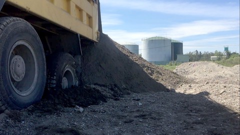 Phóng sự điều tra: Đem chất thải, rác rưởi... san lấp mặt bằng - Ảnh 9. Phóng sự điều tra: Đem chất thải, rác rưởi... san lấp mặt bằng - Ảnh 9.