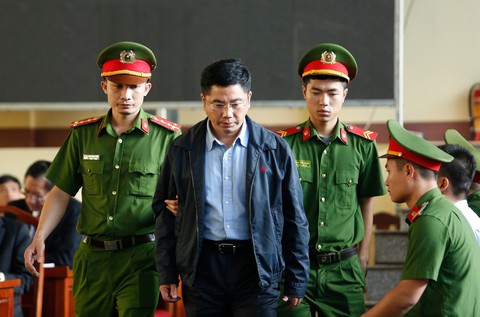 Trùm đường dây đánh bạc khai hối lộ 2 cựu tướng công an hàng chục tỉ - Ảnh 4. Trùm đường dây đánh bạc khai hối lộ 2 cựu tướng công an hàng chục tỉ - Ảnh 4.