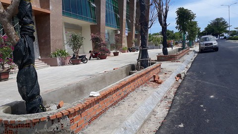 Phá dỡ bồn hoa xây trái phép tại Mường Thanh Khánh Hòa - Ảnh 2. Phá dỡ bồn hoa xây trái phép tại Mường Thanh Khánh Hòa - Ảnh 2.