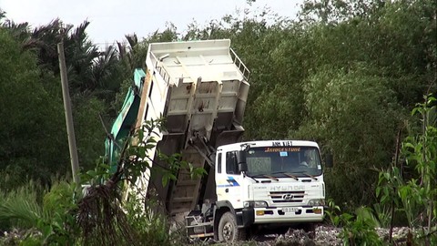Phóng sự điều tra: Đem chất thải, rác rưởi... san lấp mặt bằng - Ảnh 8. Phóng sự điều tra: Đem chất thải, rác rưởi... san lấp mặt bằng - Ảnh 8.