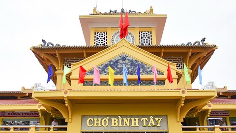 Tích cóp 10 năm sửa chợ Bình Tây - khu chợ lớn bậc nhất của Sài Gòn - Ảnh 1. Tích cóp 10 năm sửa chợ Bình Tây - khu chợ lớn bậc nhất của Sài Gòn - Ảnh 1.